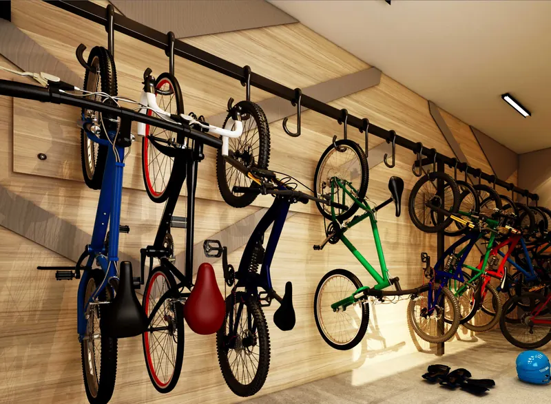 Bicicletário com suportes de parede e bicicletas penduradas