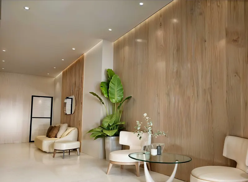 Hall de entrada com painel de madeira, poltronas claras e plantas tropicais